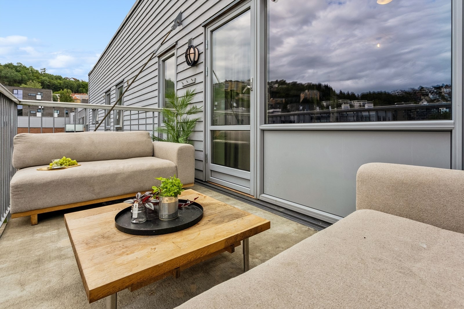 Fra stuen med utgang til solrik balkong, til stor glede på gode og varme sommerdager. Galleribilde