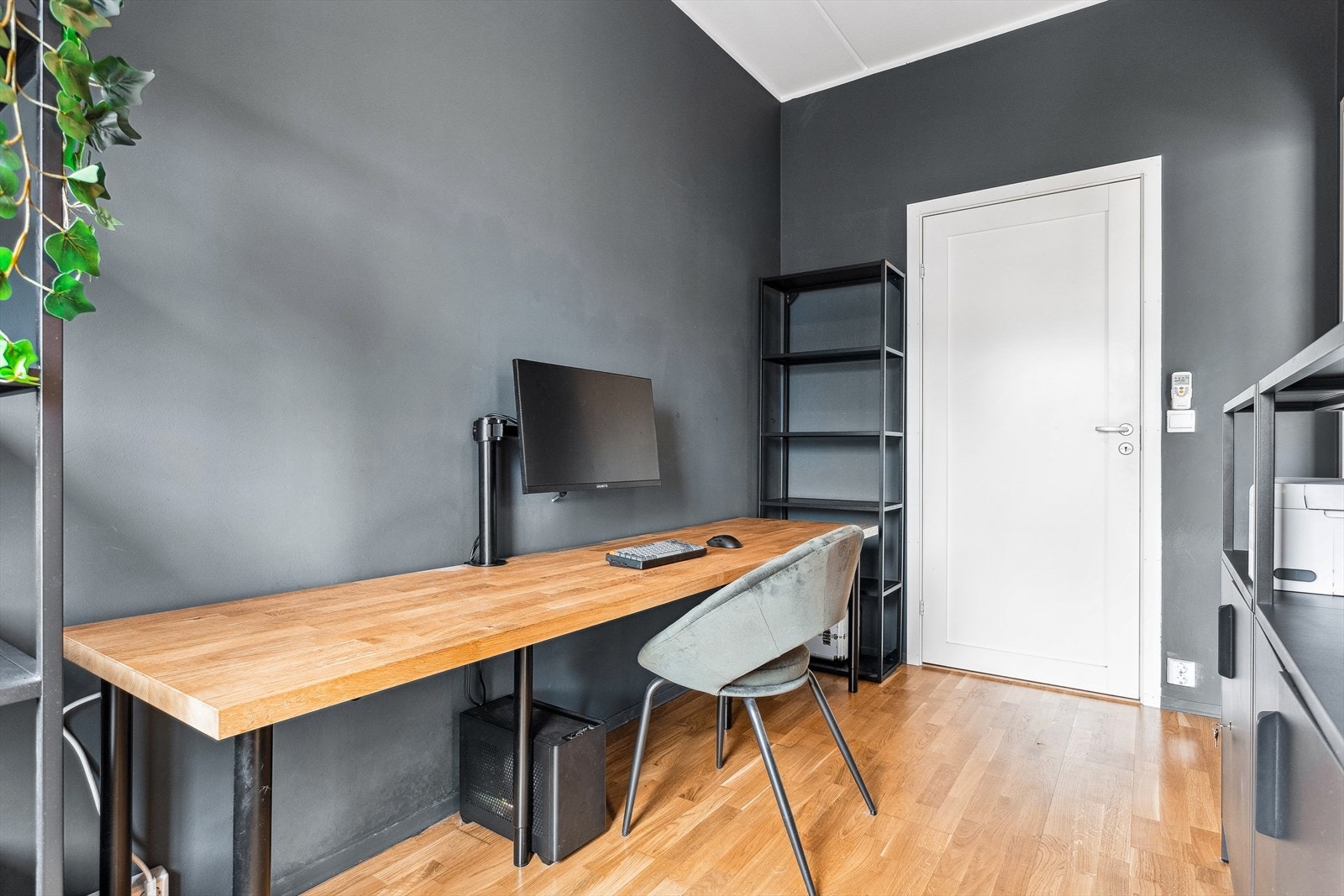 Soverom - Her er det god plass til dobbeltseng med tilhørende nattbord og garderobeskap. Galleribilde