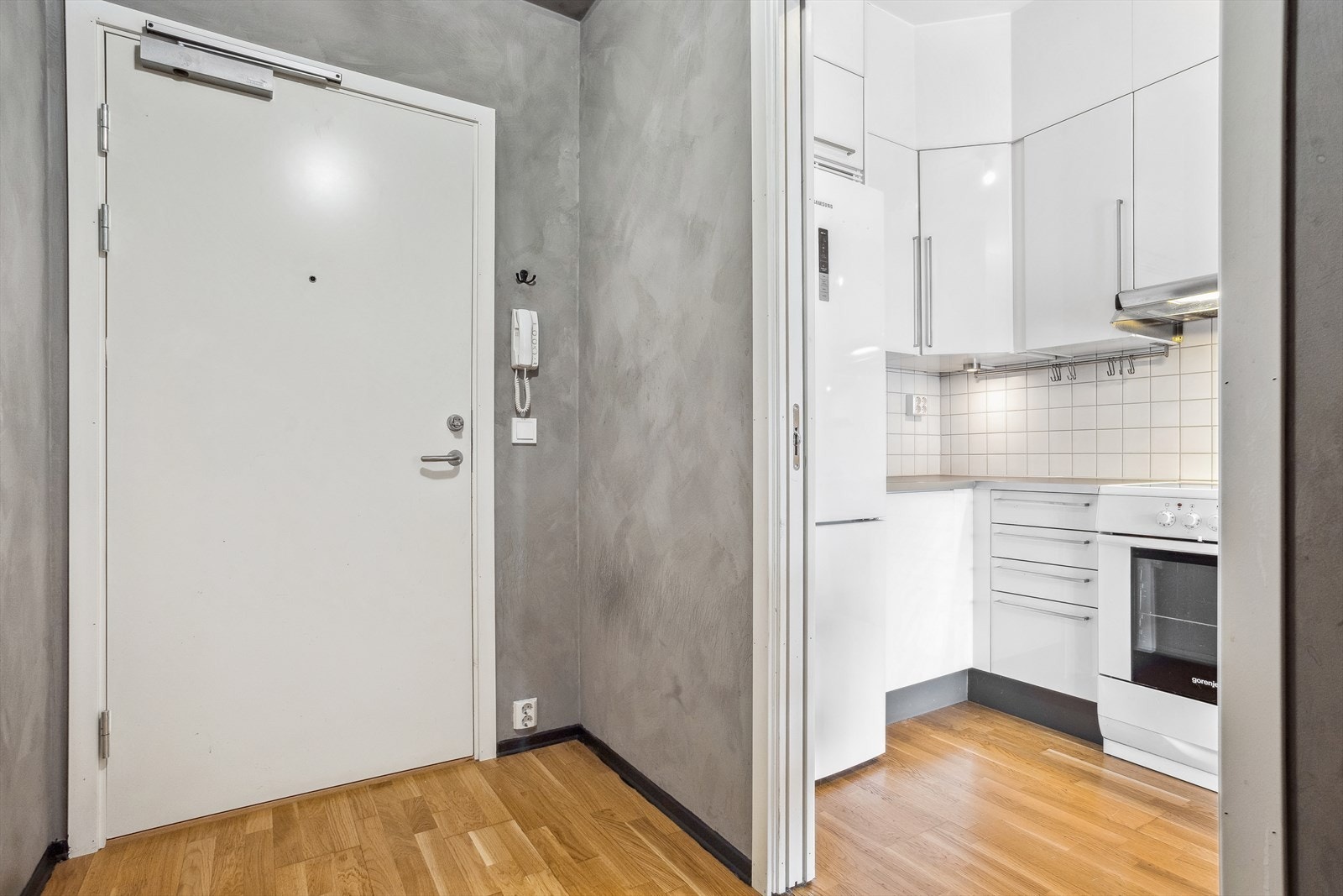 Her ønskes man velkommen inn i en innbydende og romslig entré. Galleribilde