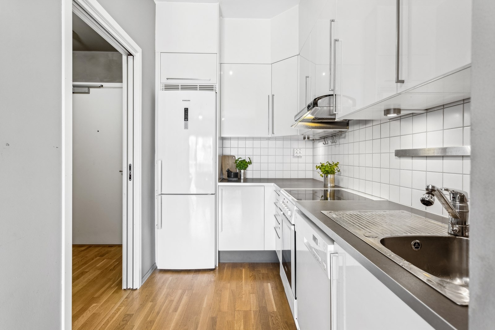 Flott kjøkken med innredning med slette folierte høyglansfronter. Rikelig med skap- og benkeplass. Galleribilde