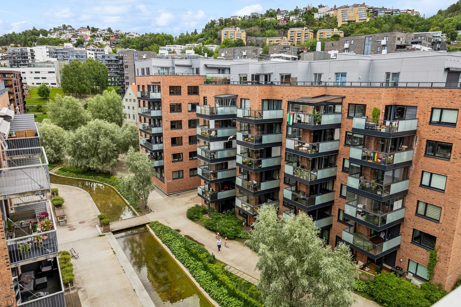 Nydelig utsikt fra balkongen over koselige Kværnerbyen. Galleribilde