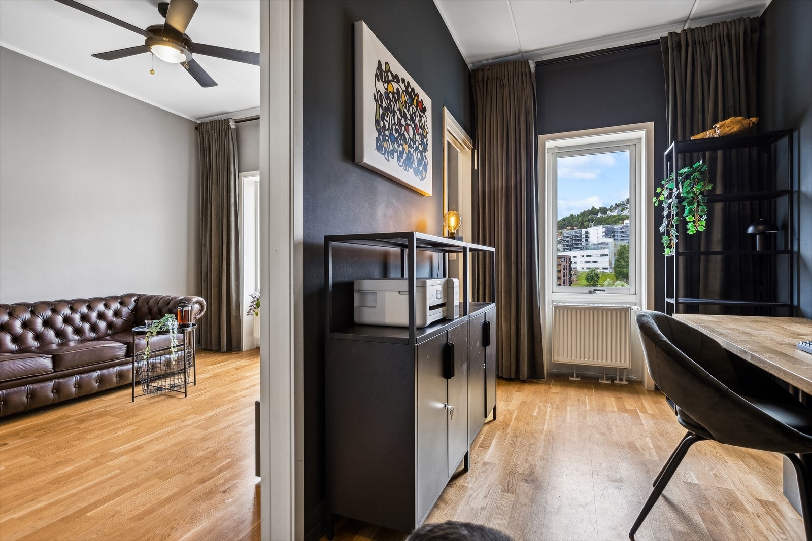 Fra stuen med inngang til kontor/soverom. Galleribilde