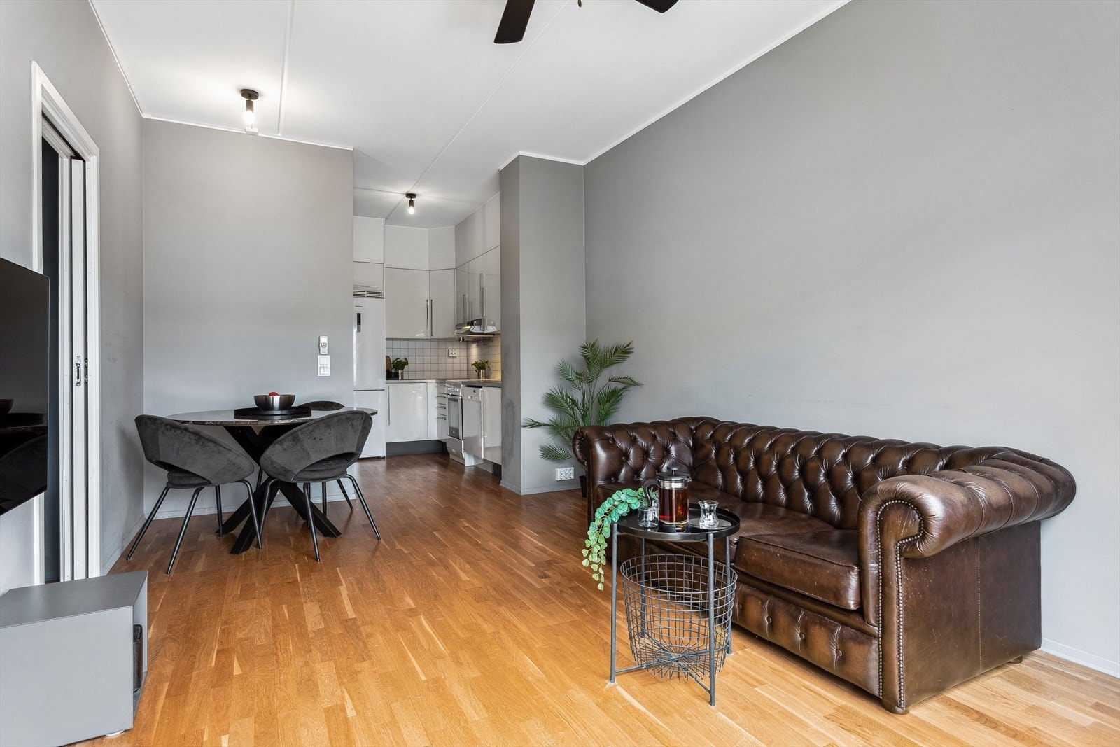 Stue malt i lun og tidsriktig farge. Åpen løsning inn til kjøkken. Galleribilde