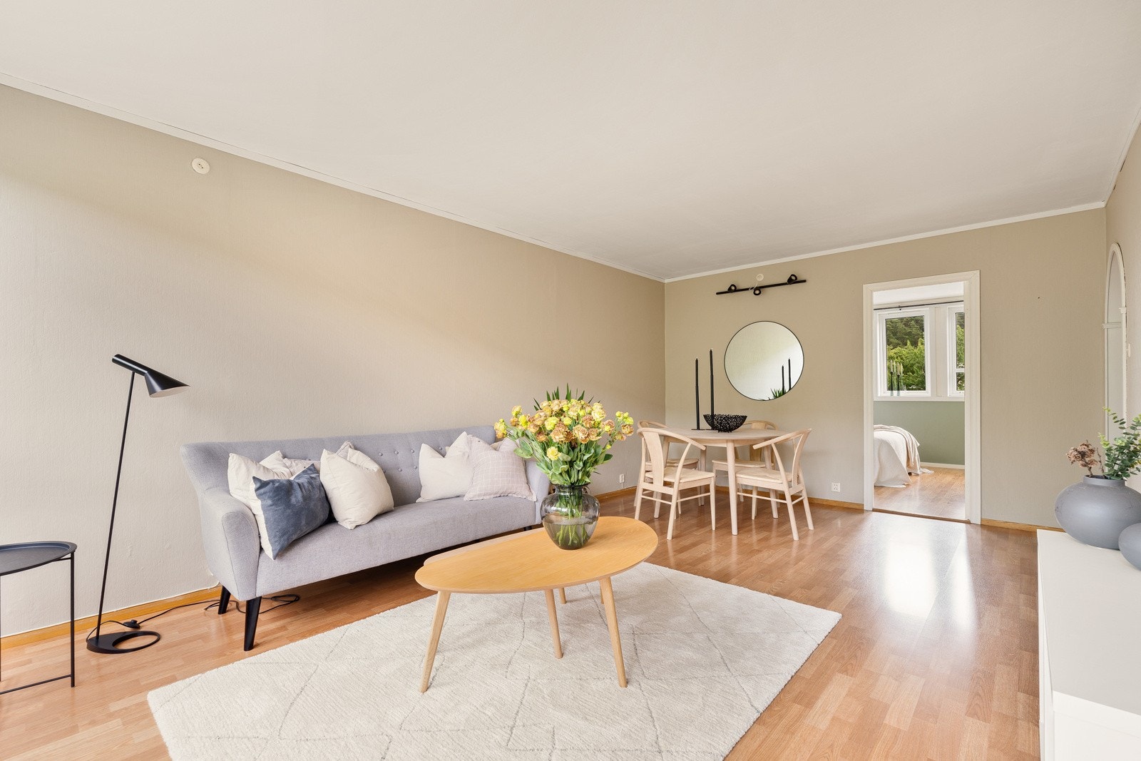Gode innredningsmuligheter til både sofagruppe og spisestue. Galleribilde