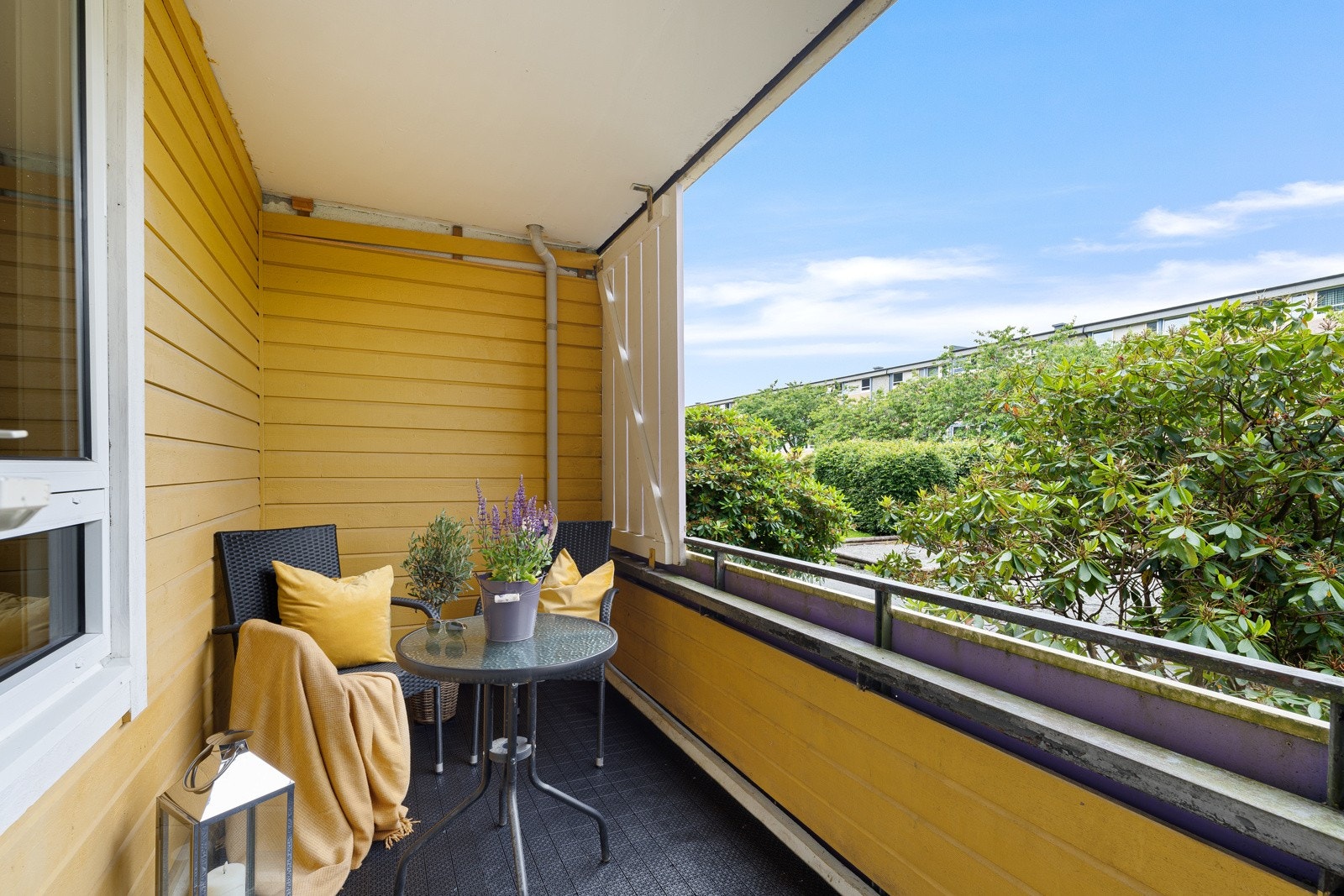 Fra stuen kan du tre ut på en deilig liten terrasse på 6 kvm. Galleribilde