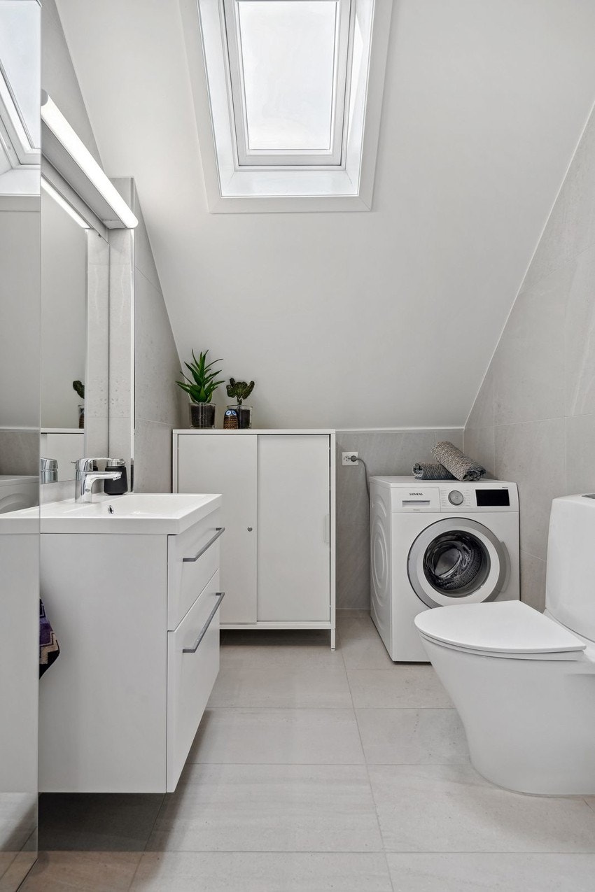 Skapet ved siden av vaskemaskin er flyttbart og man kan sette tørketrommel her om ønskelig Galleribilde