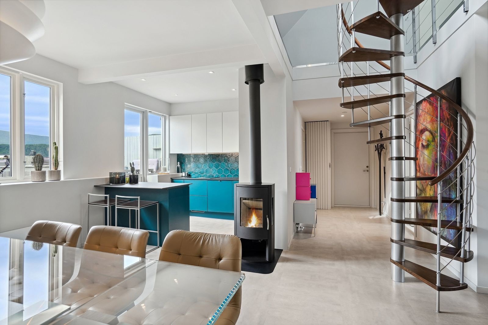 Vinduer på kjøkken og stue vender mot syd Galleribilde