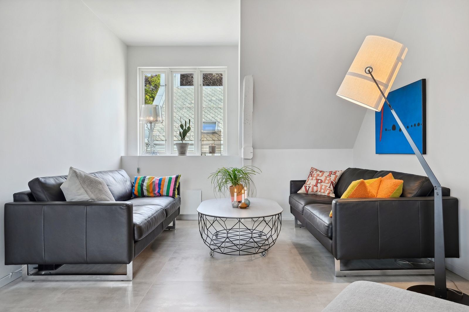 God plass til sofagruppe, denne delen av stue har vindu ut mot Kirkegata. Galleribilde