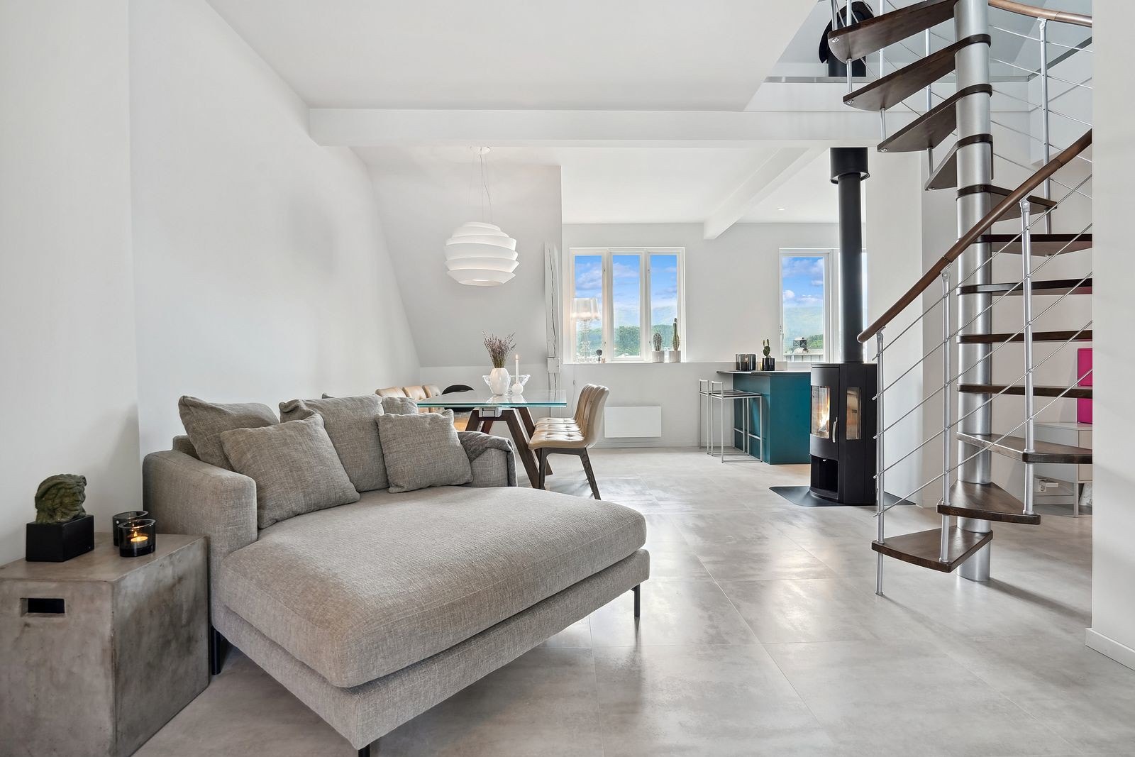 Toppleiligheten er lys og luftig og har vindeltrapp til oppholdsrom på hems, samt til bod/garderobe Galleribilde