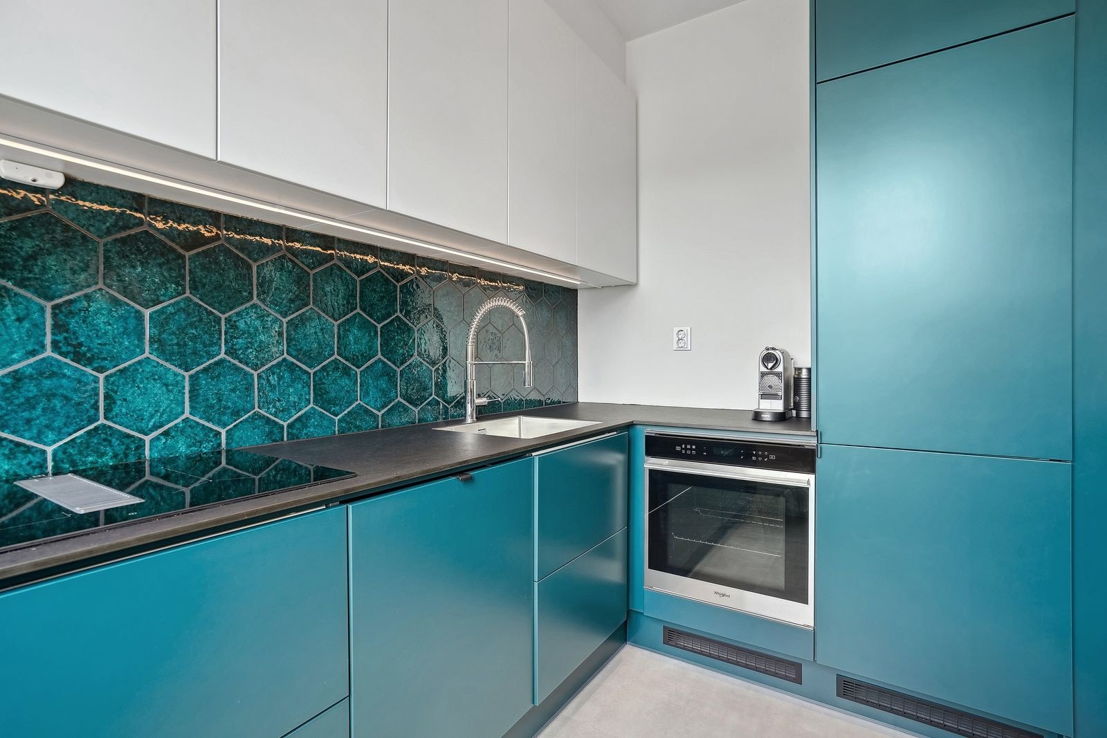 Når du lager mat på dette kjøkkenet kan du velge om du vil spise maten inne, eller rett utenfor på terrassen. Galleribilde