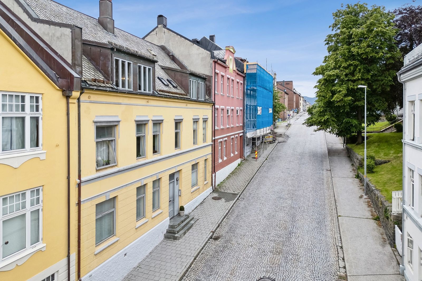 Sentral beliggenhet i Kirkegata like ved Ålesund Kirke. Galleribilde