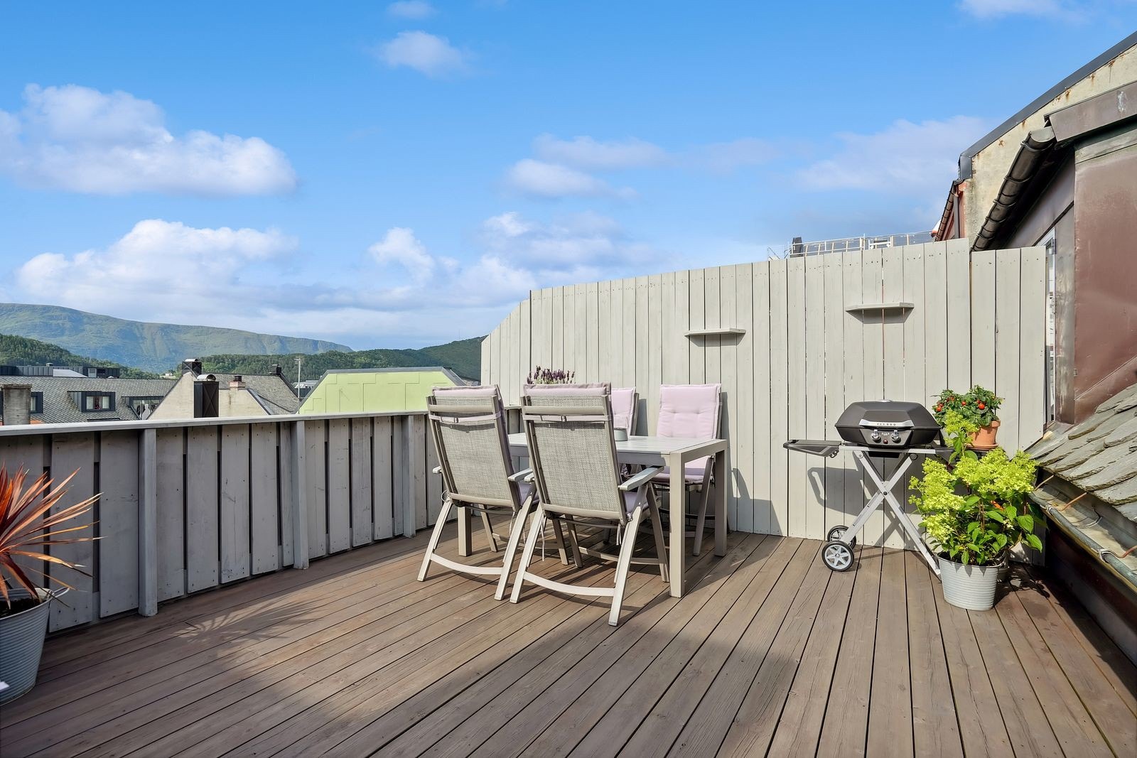 Gode solforhold og lite innsyn- ja takk! Terrassen er på 18 kvm. Galleribilde