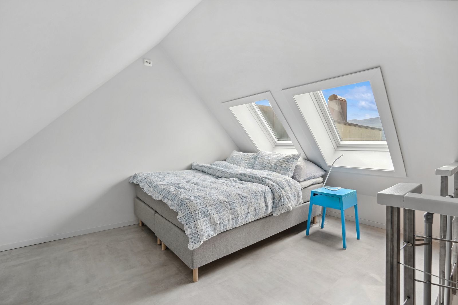 Loftstue er godkjent for varig opphold, og er på ca 12 kvm i hht opplysninger fra tilstandsrapport. Galleribilde