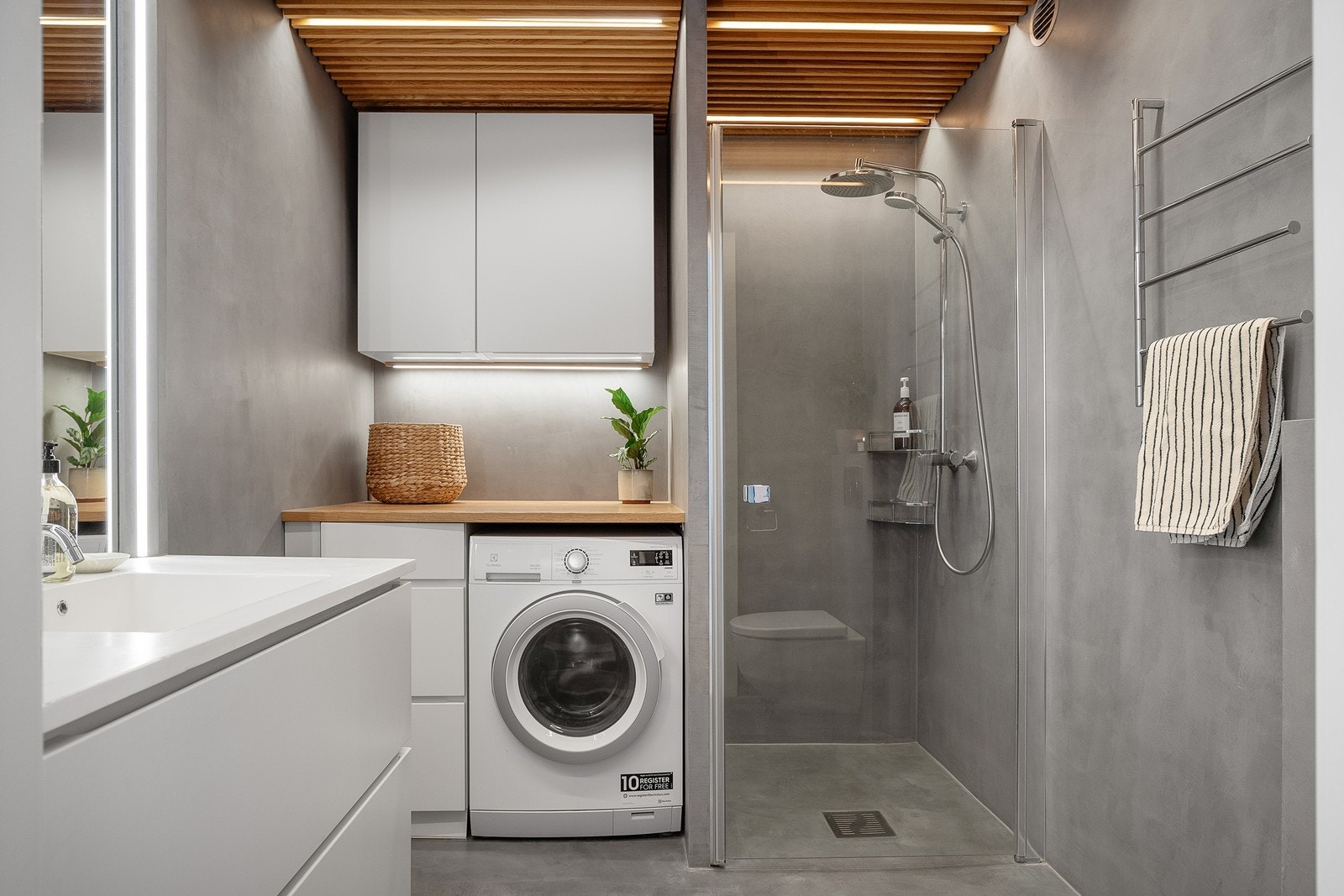Delikat og innbydende bad fra 2021 med mikrosement på gulv og vegger. Badet er utstyrt med dusjhjørne med glassdør, blandebatteri med to dusjhoder fra Hansgrohe og elektrisk gulvvarme Galleribilde