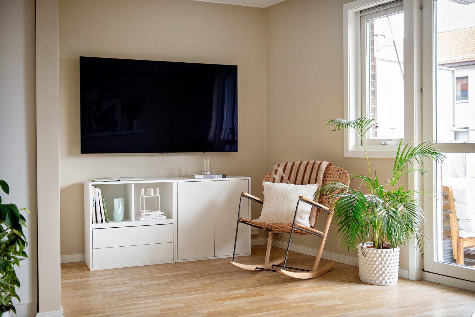 Det er naturlig plass til både sofagruppe, spisebord og TV med tilhørende møblement Galleribilde