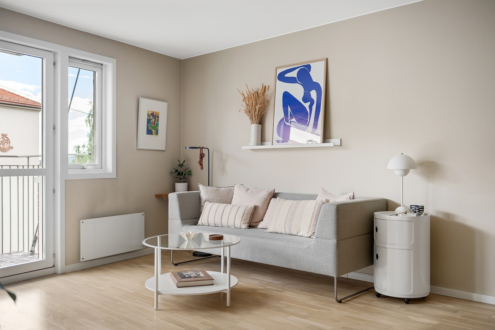 Hyggelig sofakrok med god plass til sofa, stuebord og annet tilhørende møblement Galleribilde