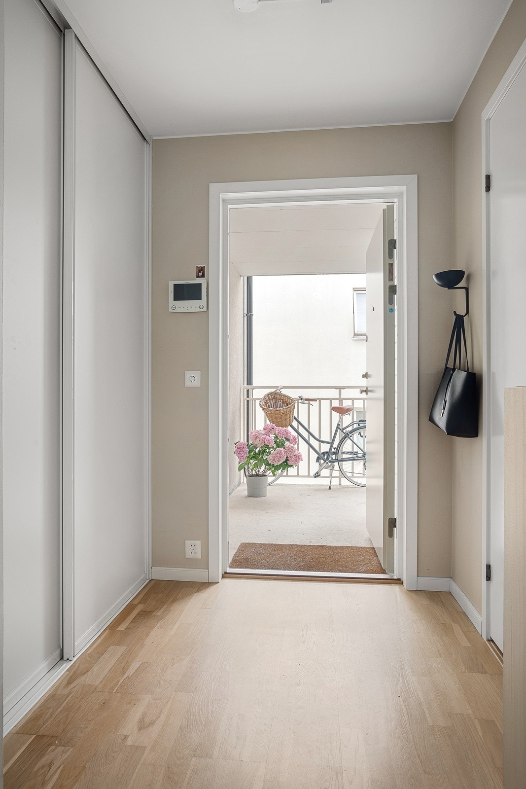 Stor og flott entré med skyvedørsgardrobe hvor det er god plass til å henge fra seg yttertøy og sko Galleribilde