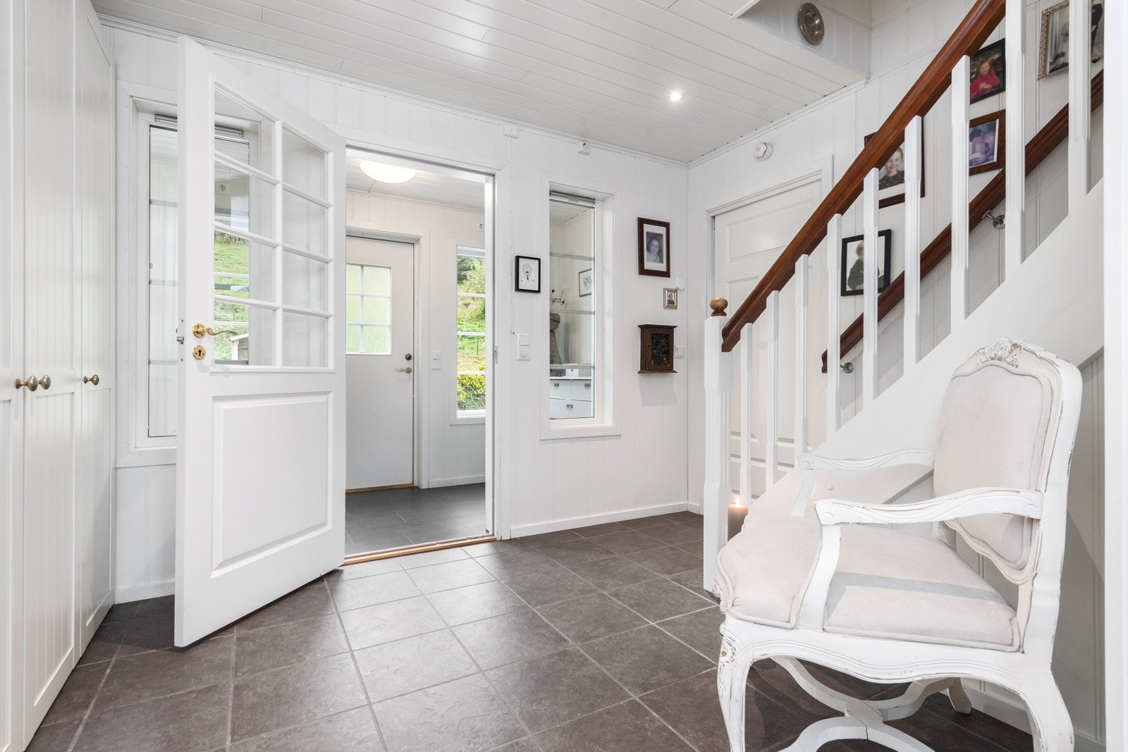 Lys og romslig trappehall Galleribilde