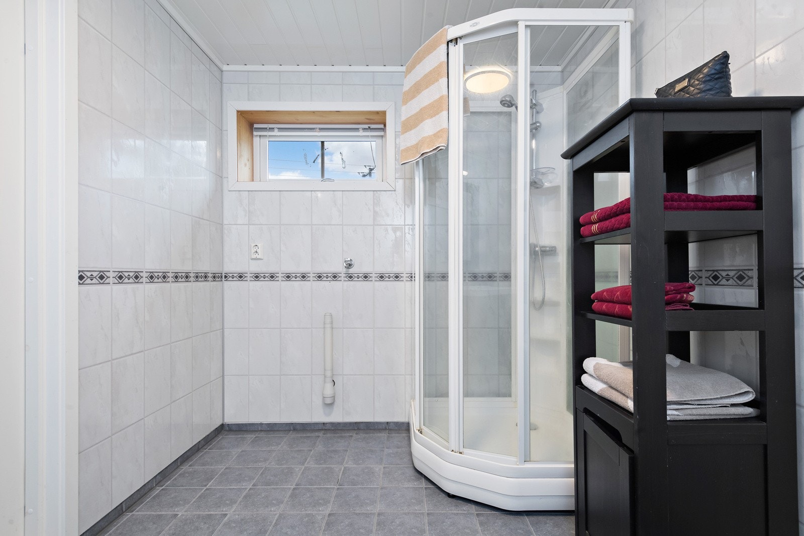 Bad i sokkelleilighet Galleribilde