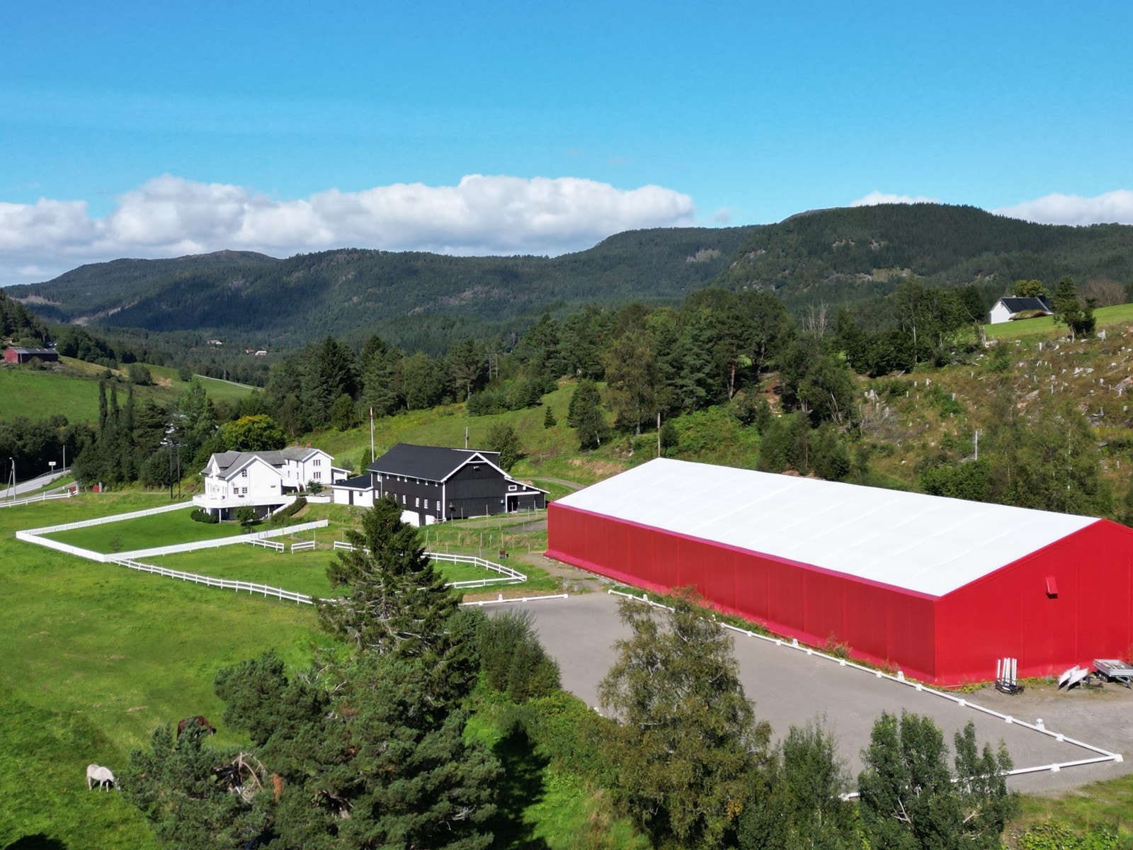 Stor ridehall oppført i 2018 og utvendig ridebane Galleribilde