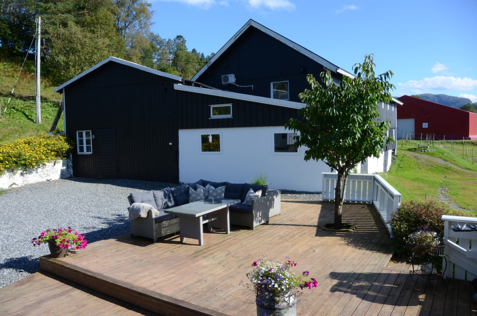 Stor terrasse mot tunet (37) Galleribilde