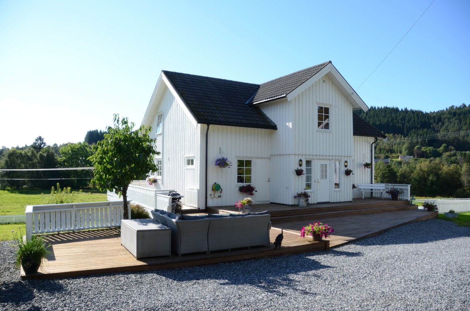 Inngangsparti mot øst med terrasse mot tunet Galleribilde