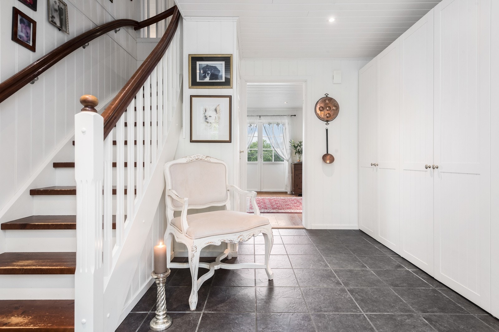 Hall med mye skapplass for en aktiv familie Galleribilde