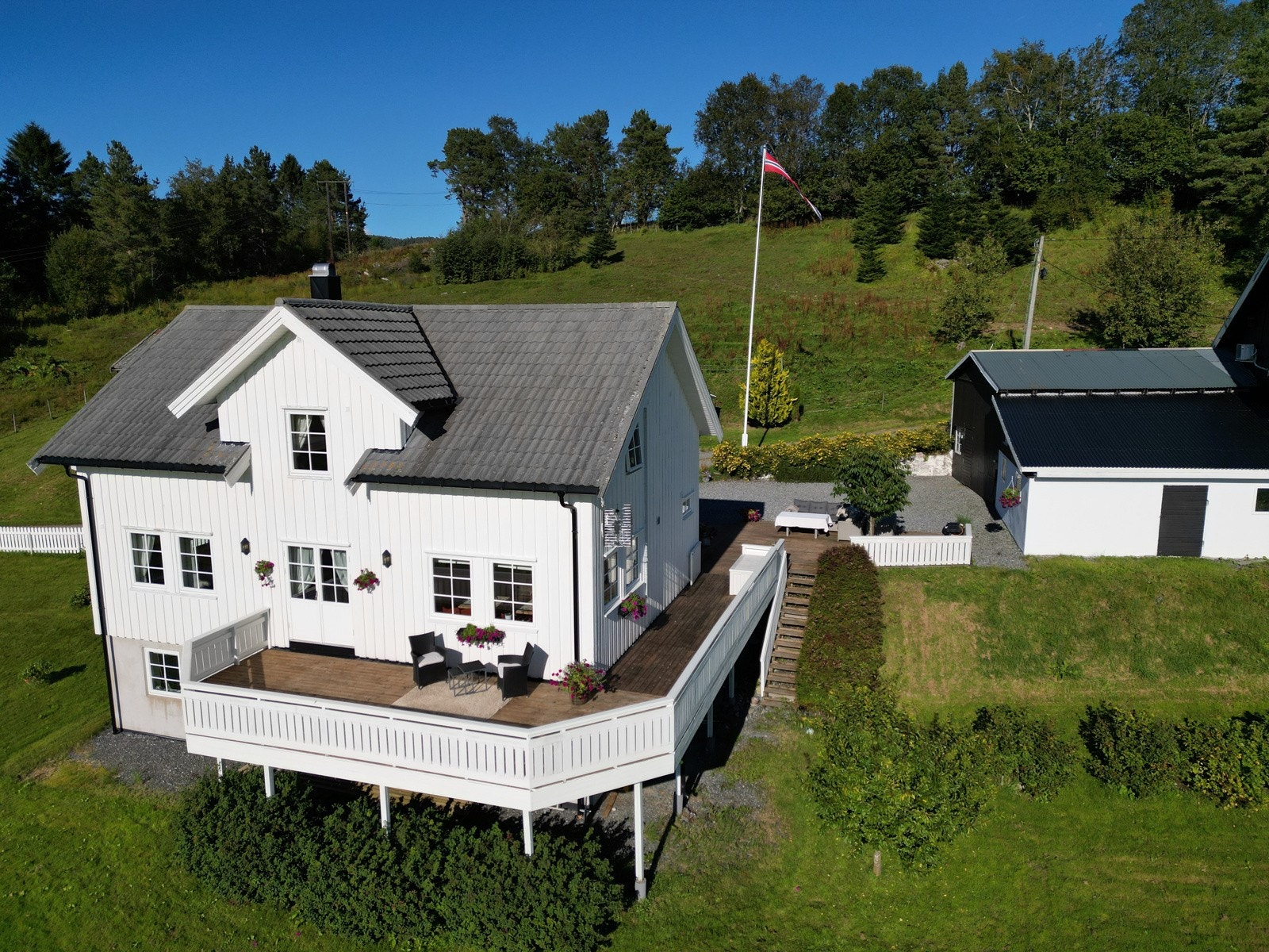 Stor veranda med ettermiddags- og kveldssol Galleribilde