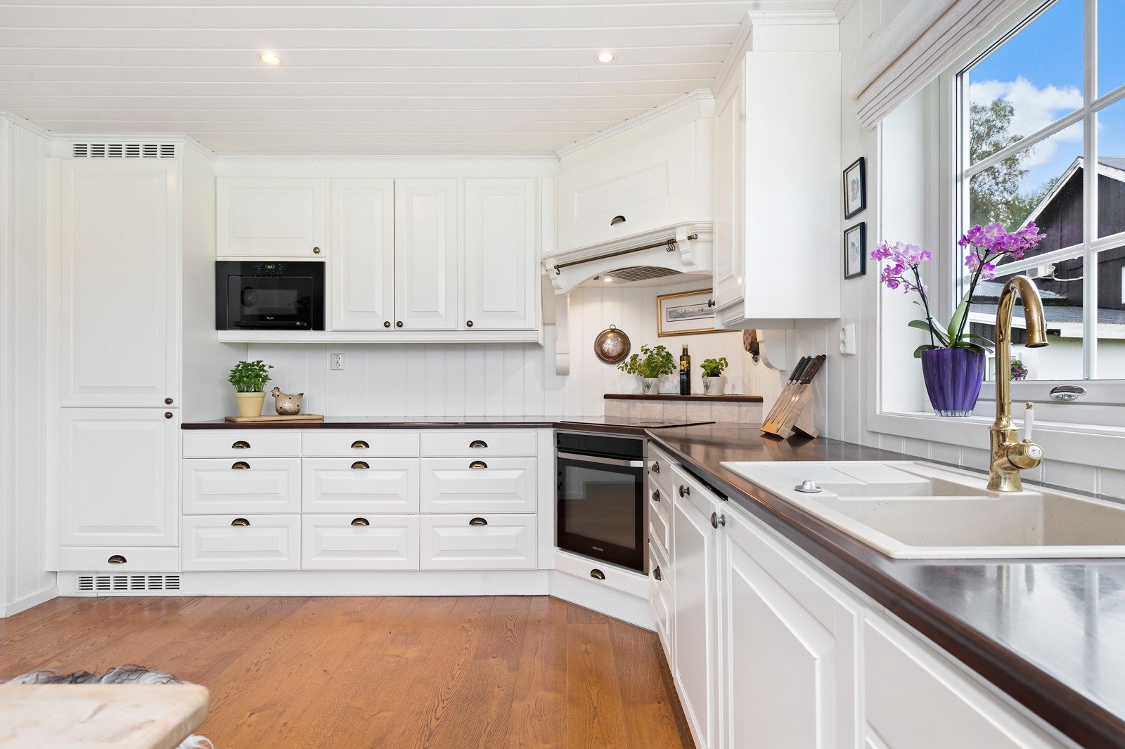 Kjøkken med mye skap- og benkeplass Galleribilde