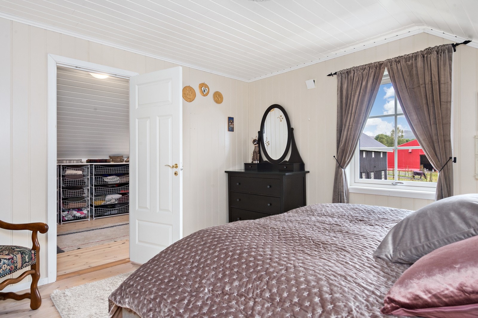 Hovedsoverom med omkledningsssrom Galleribilde