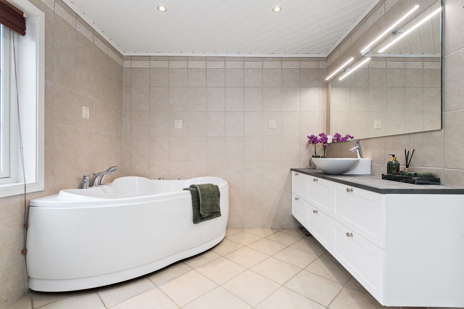 Stort bad med hjørnebadekar på loftet Galleribilde