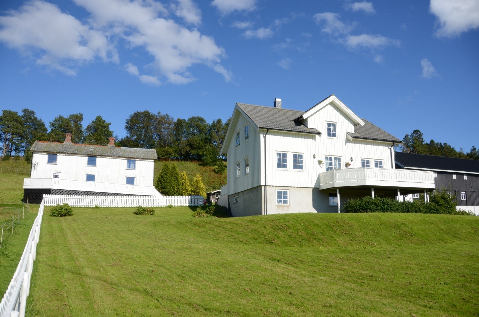 Bolighus med sokkelleilighet Galleribilde
