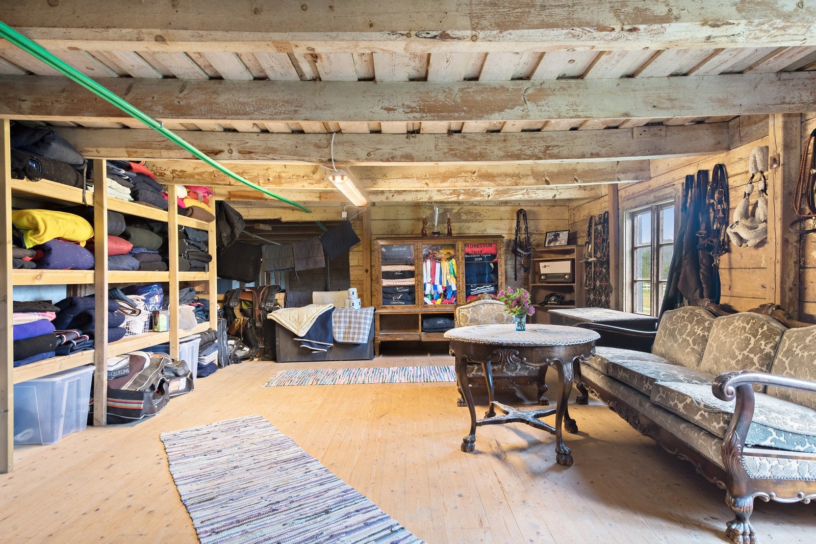 Stort utstyrsrom i stallen Galleribilde