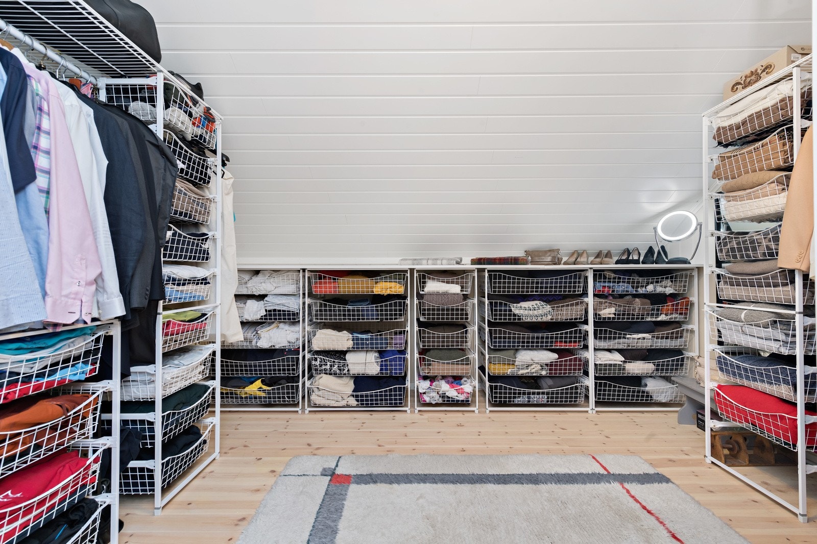 Stort omkledningsrom innenfor hovedsoverommet Galleribilde