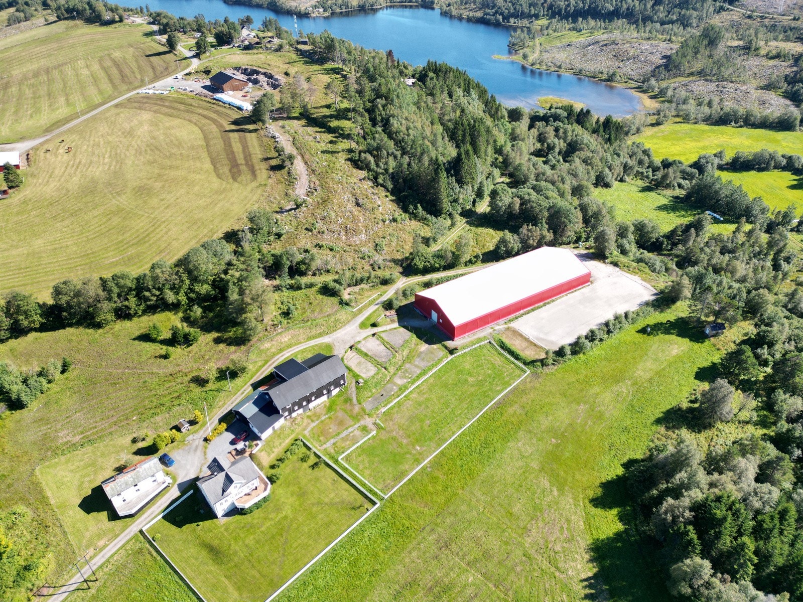 Dronefoto eiendommen Galleribilde