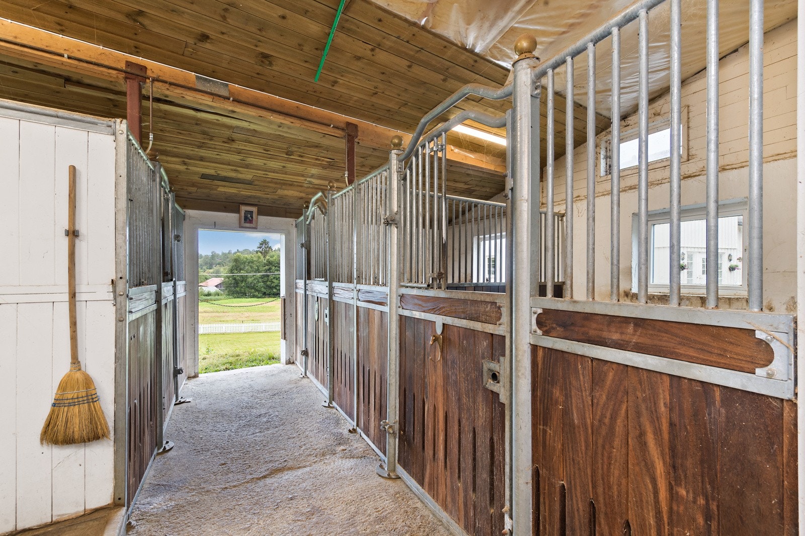 Stallen har 15 hestebokser med mulighet for flere (her fra den nyere delen) Galleribilde