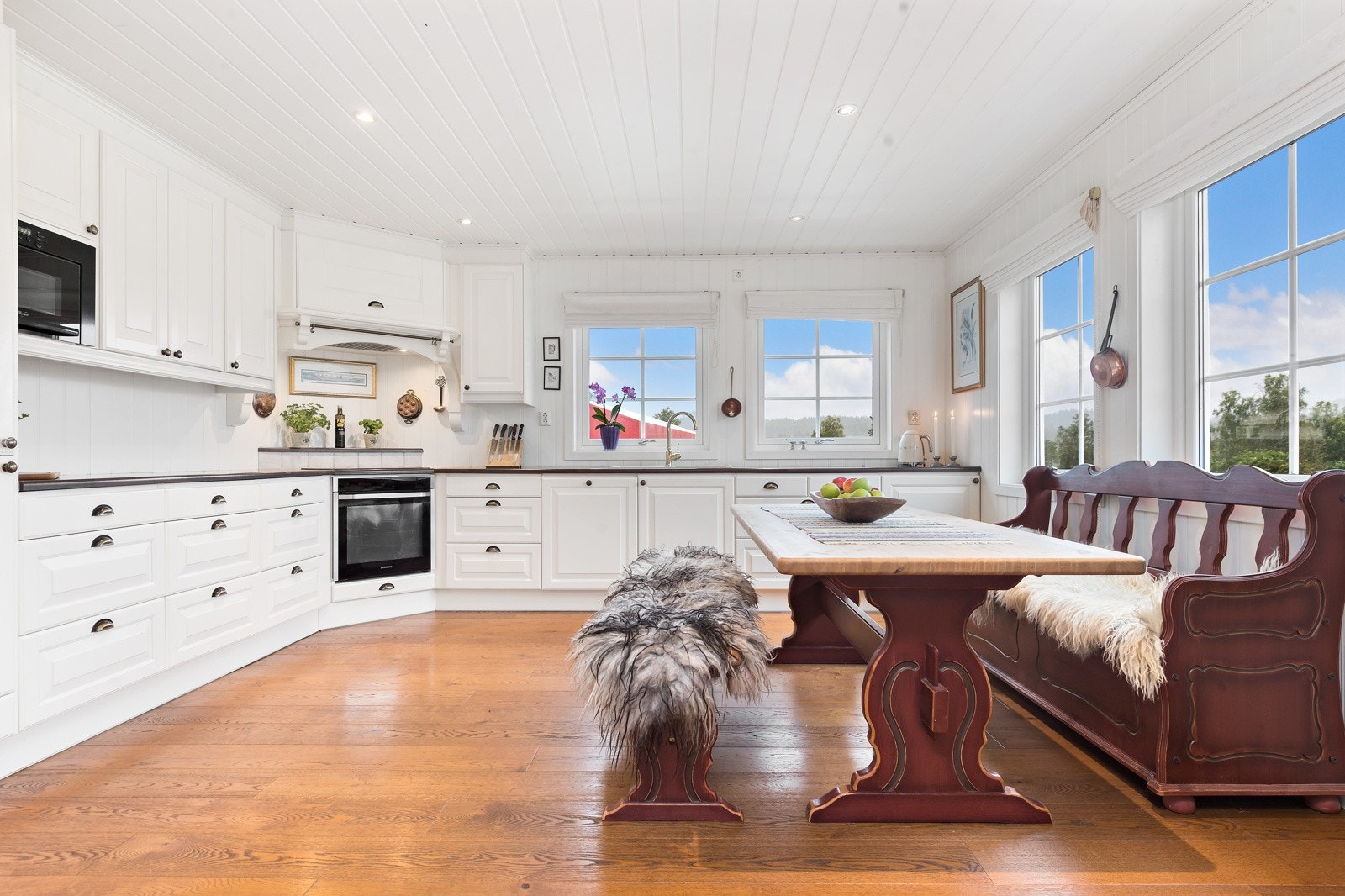 Stort kjøkken og familiens samlingspunkt Galleribilde