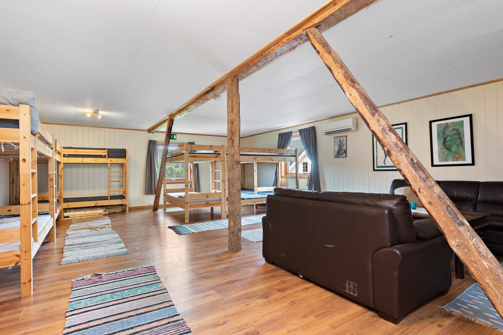 Sovesal på låven med plass for 16 Galleribilde