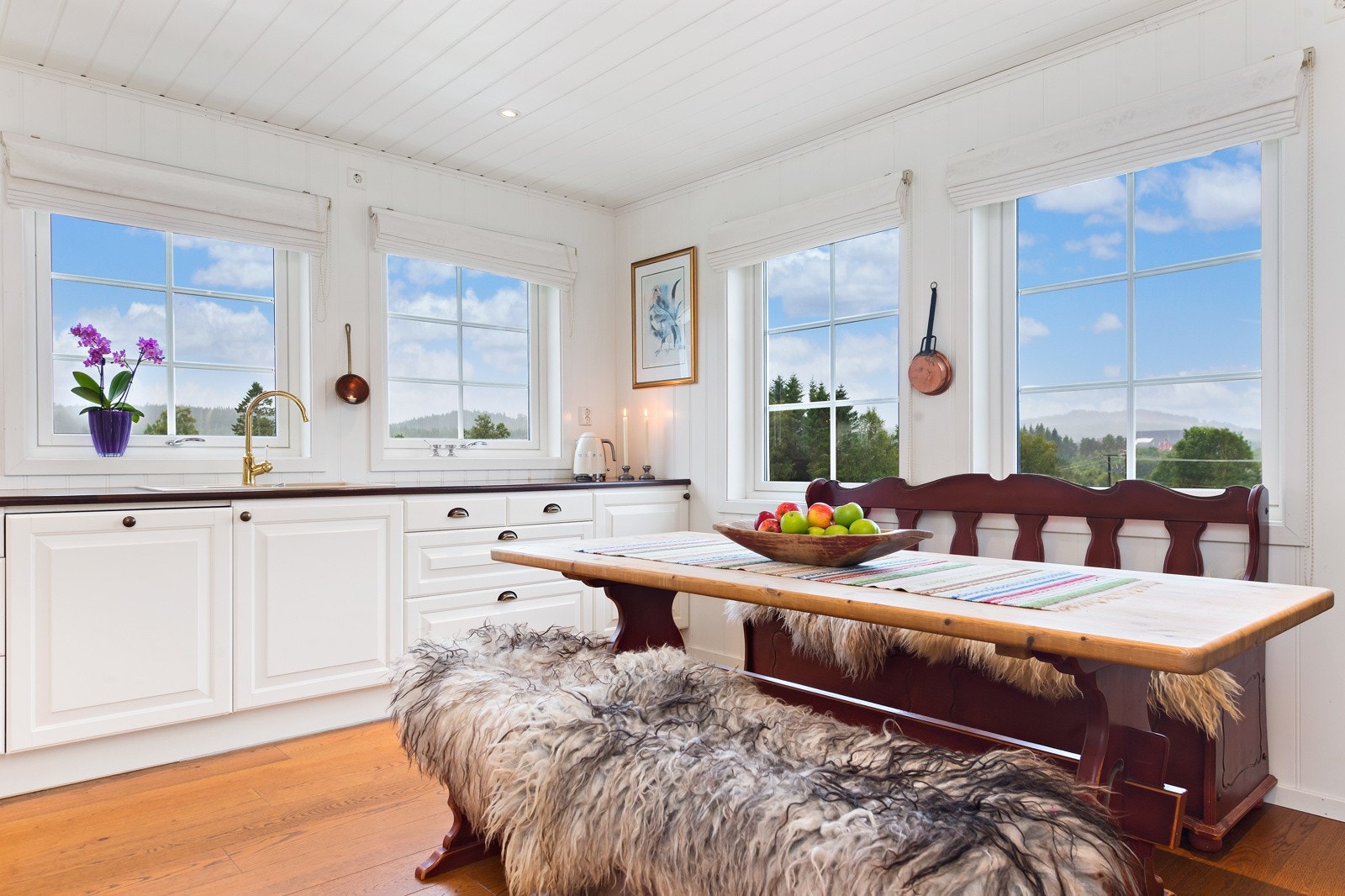 Stor spiseplass i kjøkkenet Galleribilde