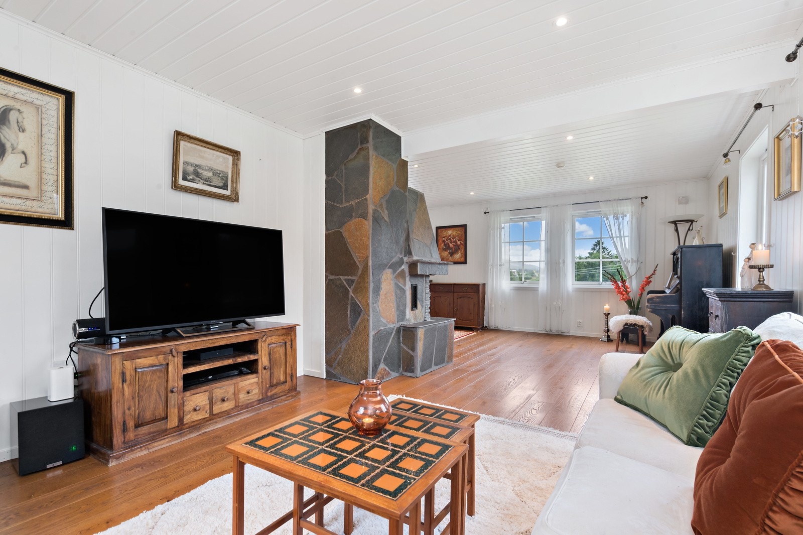 Romslig vinkelstue med flere møbleringsmuligheter Galleribilde