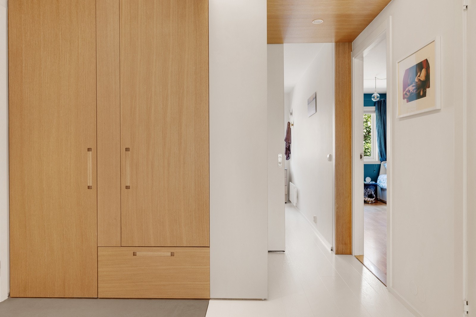 Entréen er svært romslig og har lekre fliser på gulvet og downlights i himling. Galleribilde