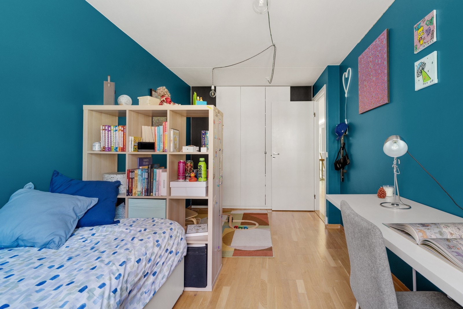 Soverommet vender inn mot stille og rolig bakhage. Galleribilde