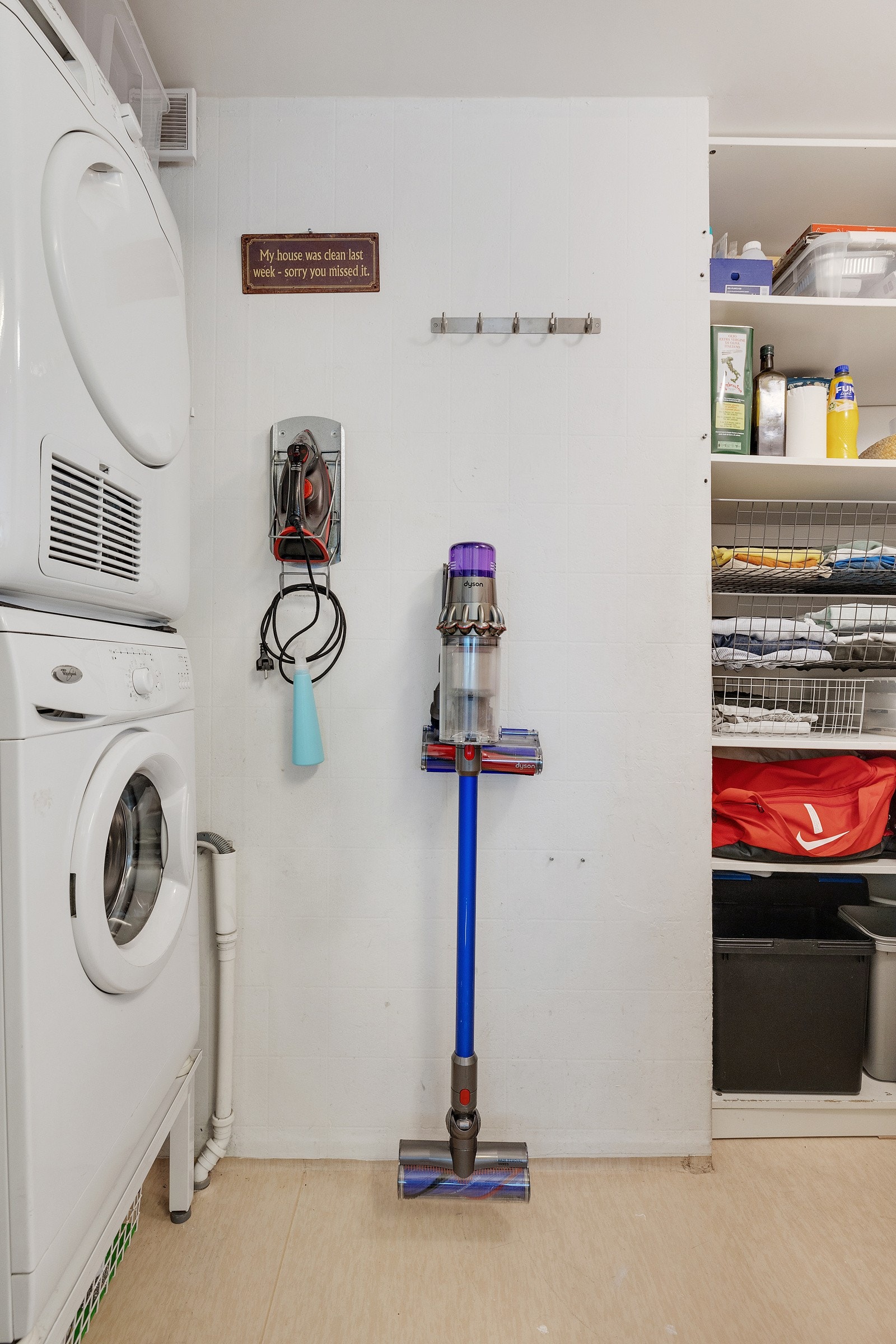 Stort vaskerom med opplegg for vaskemaskin og tørketrommel. Galleribilde