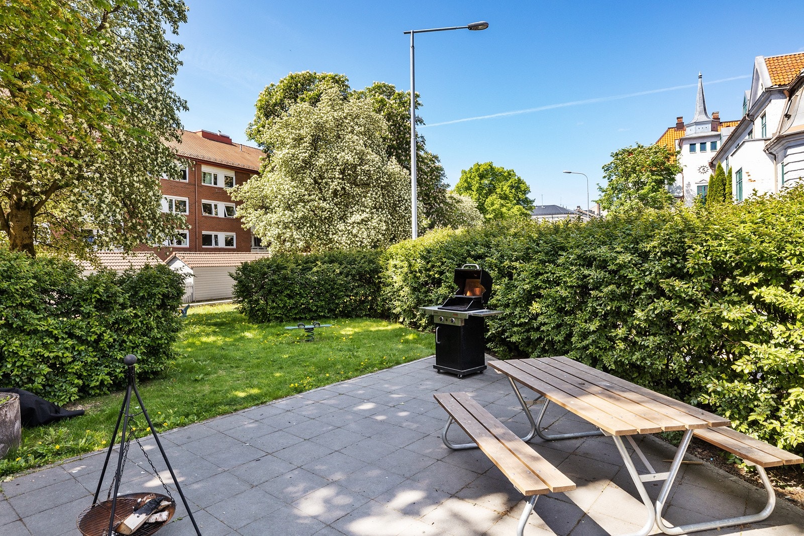 Nyt solrike dager på sameiets fine fellesområder. Galleribilde