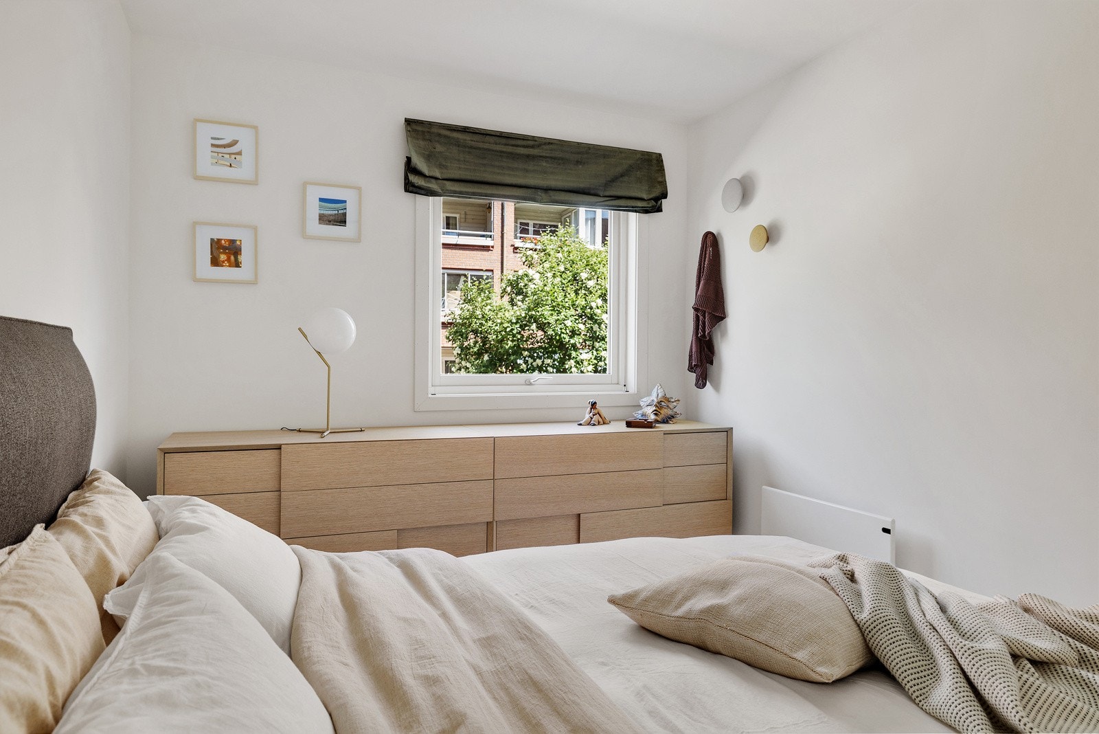 Soverommet vender inn mot stille og rolig bakhage. Galleribilde