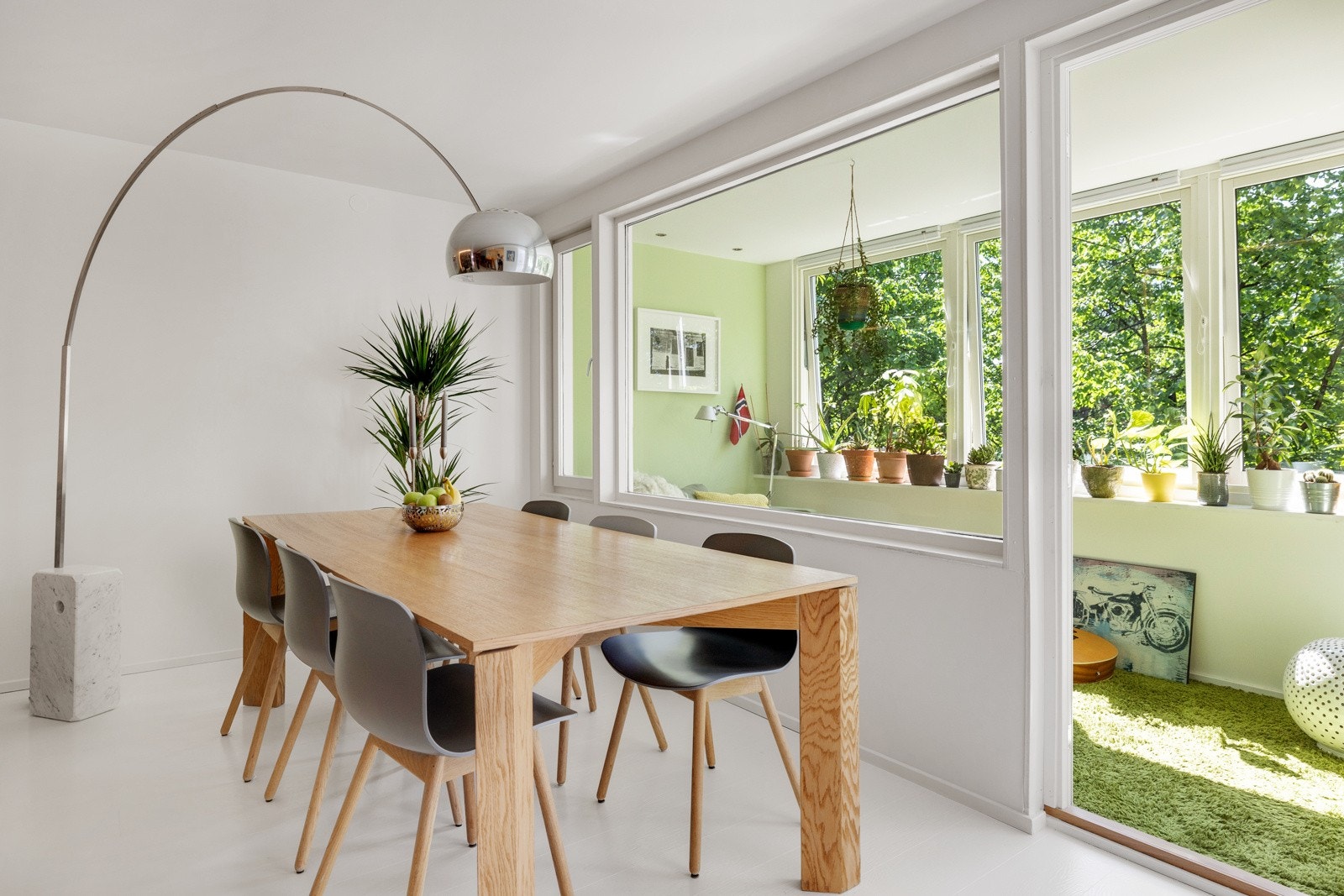 Stuen oppleves som svært lys og innbydende med store vindusflater. Galleribilde