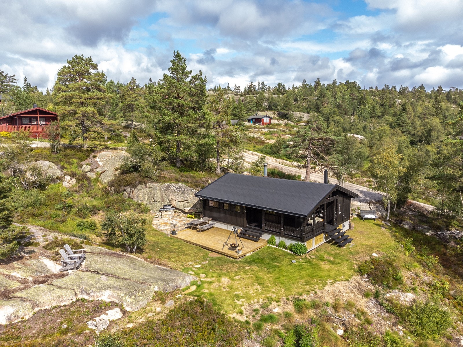 På sommerstid er det mange fine turløyper, blant annet til Blekavarden, Reinsvannsnuten, Grønlivarden og Jørundskar Galleribilde
