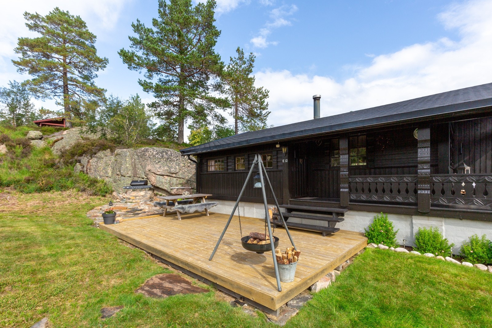 Flott opparbeidet uteareal, med platting og steinsatt område for bålpannekos. Galleribilde