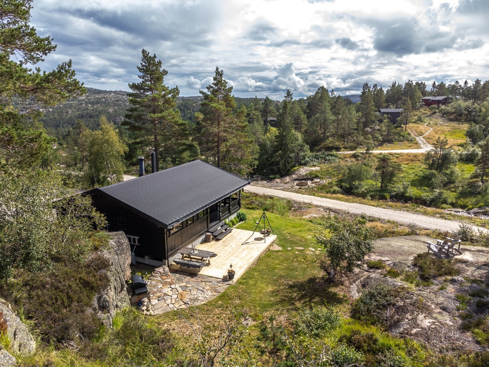 Hytta kan brukes hele året, og Gautefall kan by på flotte oppkjørte skiløyper på vinterstid, i tillegg til slalåmbakker ved Gautefall skisenter Galleribilde