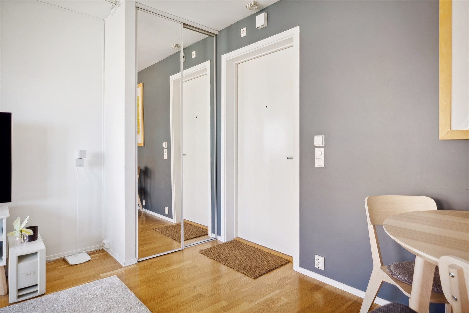 Entré med skyvedørsgarderobe i speil Galleribilde